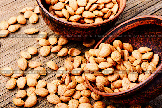 Dried apricot kernel on a wooden table. Cleaned kernels apricots. Стоковое фото, агентство Ingram Publishing / Фотобанк Лори