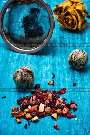 dried fragrant tea leaves on wooden turquoise background. tea brew two types amid the tea strainer. Стоковое фото, агентство Ingram Publishing / Фотобанк Лори
