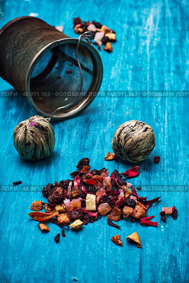 dried fragrant tea leaves on wooden turquoise background.Shallow DOF. tea brew. Стоковое фото, агентство Ingram Publishing / Фотобанк Лори