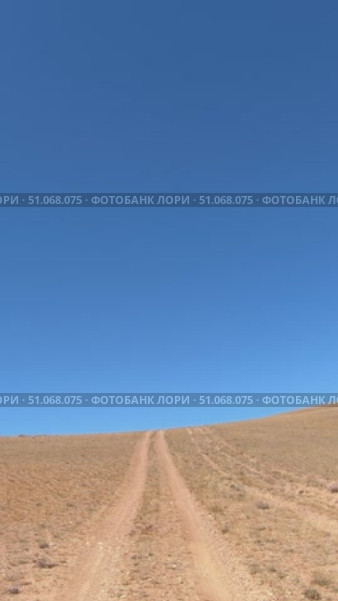 Driving along a country road in Altai desert and semi-desert environment. Стоковое видео, видеограф Сергей Пристяжнюк (Serg Zastavkin) / Фотобанк Лори