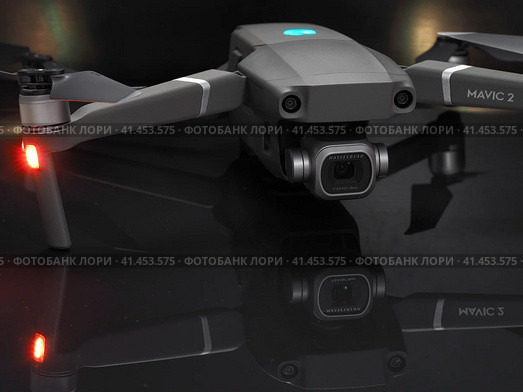 Drone. DJI Mavik 2 missile defense. Unmanned aerial vehicle with photo-video camera. Grey professional, quadcopter. Дрон. Квадрокоптер серый.  Противоракетная оборона DJI Mavik 2. Беспилотный летательный аппарат с фото-видеокамерой. Серый профессионал, квадрокоптер. Стоковое фото, фотограф Egor Sarantstv / Фотобанк Лори