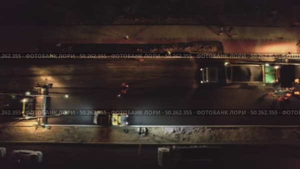 Drone on a section of a city road under repair at night. Стоковое видео, видеограф Aleksey Kidisyuk / Фотобанк Лори