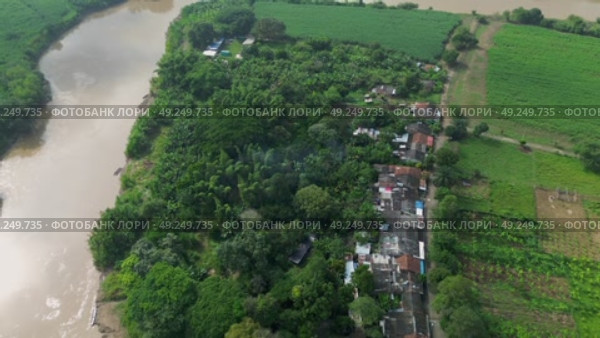 Drone View of a Village Near the Cauca River. Стоковое видео, видеограф ALEJANDRO PEREZ ALVARES / Фотобанк Лори