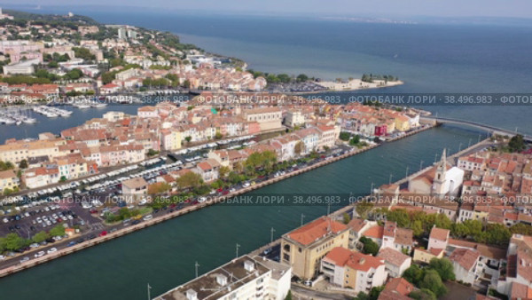 Drone view of the administrative center of the city of Martigues, located on the Mediterranean coast, in the south-east of France. Стоковое видео, видеограф Яков Филимонов / Фотобанк Лори