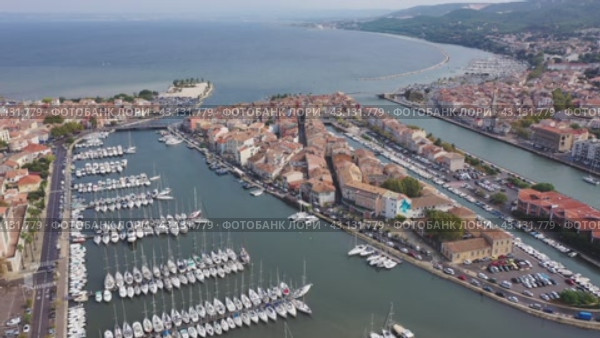 Drone view of the administrative center of the city of Martigues, located on the Mediterranean coast, in the south-east of France. Стоковое видео, видеограф Яков Филимонов / Фотобанк Лори