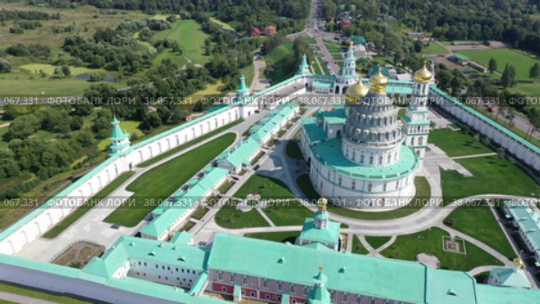 Drone view of the Resurrection New Jerusalem Stavropigial Monastery in the city of Istra, Russia. Стоковое видео, видеограф Яков Филимонов / Фотобанк Лори