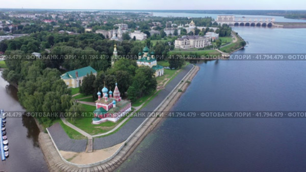 Drone view of the Volga River and temples, as well as residential areas in the city of Uglich in the summer afternoon, Russia. Стоковое видео, видеограф Яков Филимонов / Фотобанк Лори