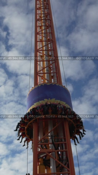 Drop Tower Ride, Amusement Park, Thrill Seekers: Vertical Ascent, High-Altitude Fun. Стоковое видео, видеограф svetograph / Фотобанк Лори
