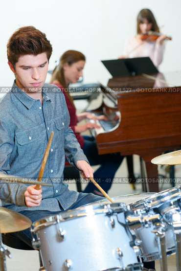 Drum lesson. Стоковое фото, агентство Ingram Publishing / Фотобанк Лори