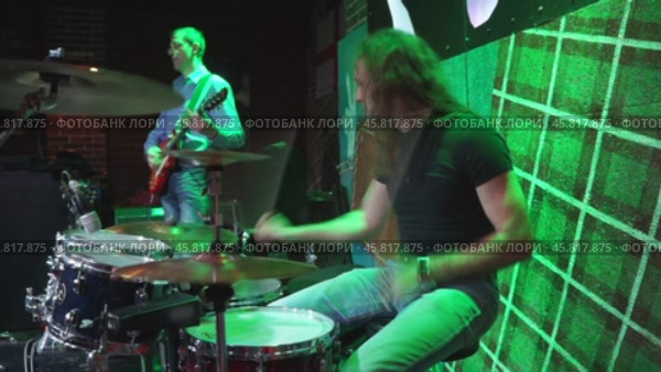 Drummer playing on drum set on stage. Стоковое видео, видеограф Андрей Армягов / Фотобанк Лори