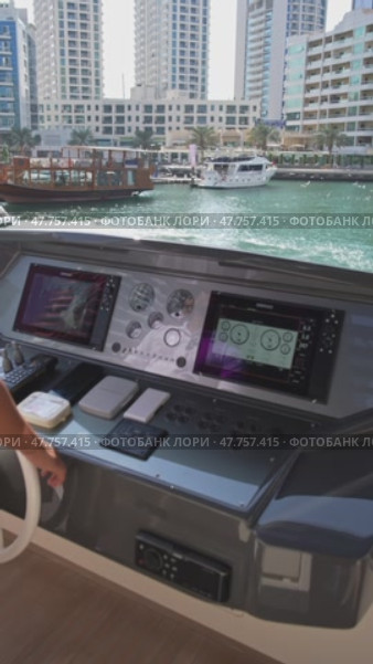 Dubai, UAE - 1 14 2023: Close-up of the captain's hands at the helm. He controls the movement of the yacht. S (2024 год). Редакционное видео, видеограф Aleksey Kidisyuk / Фотобанк Лори