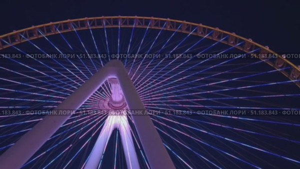 Dubai, UAE - August 24, 2025: Ferris wheel Ain Dubai on the Bluewaters island illuminated at night. Редакционное видео, видеограф Оксана Чаюн / Фотобанк Лори