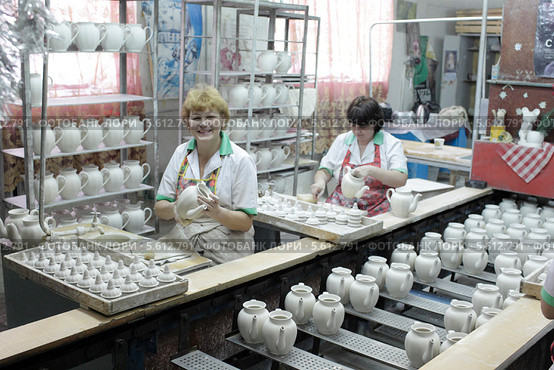 Дулёвский фарфоровый завод. Женщины работают в цеху (2014 год). Редакционное фото, фотограф Дмитрий Неумоин / Фотобанк Лори
