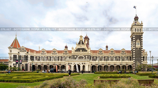 Dunedin Railway Station, ornate Edwardian architecture, New Zealand (2024 год). Редакционное фото, фотограф Евгений Дробитько / Фотобанк Лори
