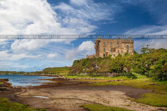 Dunvegan castle on the Isle of Skye - the seat of the MacLeod of MacLeod, Scotland. Dunvegan castle on the Isle of Skye, Scotland. Стоковое фото, агентство Ingram Publishing / Фотобанк Лори