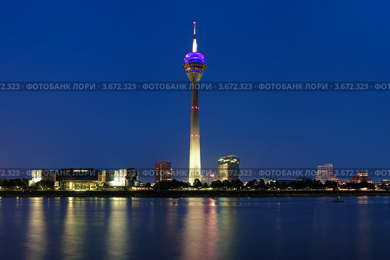Дюссельдорф. Вечерний вид на телебашню Rheinturm, здание ландтага Северного Рейна-Вестфалии и комплекс зданий Neuer Zollhof по проекту архитектора Фрэнка Гери. (2012 год). Стоковое фото, фотограф Михаил Марковский / Фотобанк Лори