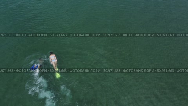 Два человека с ластами плавают в море. Стоковое видео, видеограф Павел Сапрыкин / Фотобанк Лори