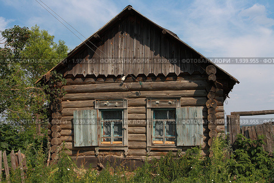 Два грустных окна а фасаде старого дома (2010 год). Стоковое фото, фотограф Анатолий Матвейчук / Фотобанк Лори