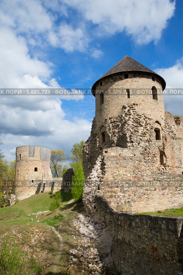 Две башни Венденского замка. Латвия (2014 год). Стоковое фото, фотограф Виктор Карасев / Фотобанк Лори