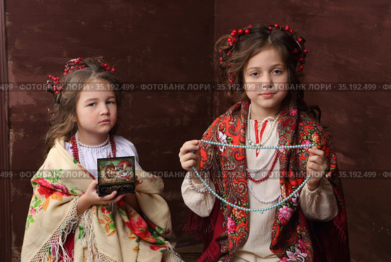 Две девочки меряют бижутерию. Стоковое фото, фотограф Марина Володько / Фотобанк Лори