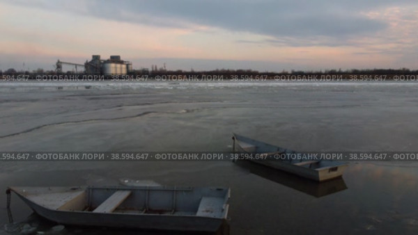 Две лодки на реке. Зима, лёд (2022 год). Стоковое видео, видеограф Ирина Удачливая / Фотобанк Лори