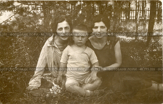 Две женщины с мальчиком, 1950-е гг. Стоковое фото, фотограф Retro / Фотобанк Лори