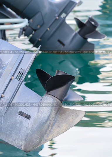 Двигатель моторной лодки и гребной винт. Boat propeller on hub of outboard motor close up. Стоковое фото, фотограф Татьяна Д / Фотобанк Лори