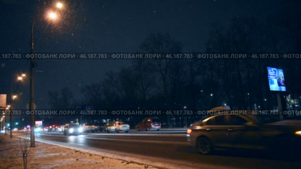 Движение автомобилей в Красногорске по Ильинскому шоссе ночью зимой в снегопад. Стоковое видео, видеограф Алиса Сокол / Фотобанк Лори