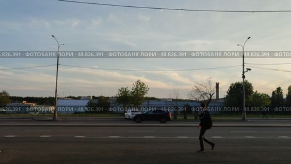 Движение на автодороге в промышленной зоне майским вечером. Редакционное видео, видеограф Ирина Климкович / Фотобанк Лори