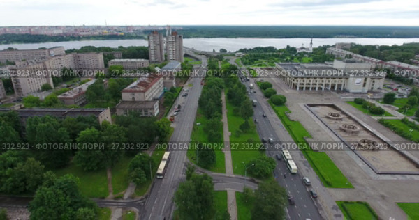 Движение транспорта на улице Сталеваров, вид сверху, Вологодская область, Череповец (2017 год). Стоковое видео, видеограф Кекяляйнен Андрей / Фотобанк Лори