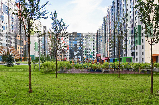 Двор в новостройке нового квартала района Северный в Москве (2016 год). Стоковое фото, фотограф Алёшина Оксана / Фотобанк Лори