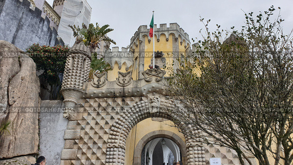 Дворец Пена (Palacio Nacional da Pena). Синтра, Лиссабон, Португалия (2023 год). Редакционное фото, фотограф lana1501 / Фотобанк Лори