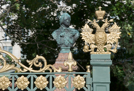 Двуглавый орел на ограде домика Петра Первого. Санкт-Петербург (2009 год). Стоковое фото, фотограф Александр Щепин / Фотобанк Лори