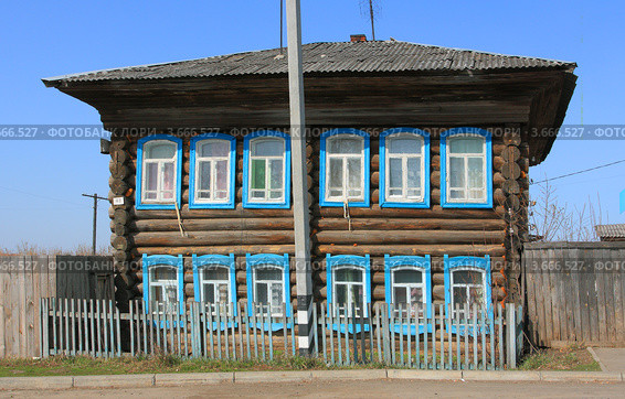 Двухэтажный деревянный жилой дом в селе Новая Заимка (2012 год). Стоковое фото, фотограф Анатолий Матвейчук / Фотобанк Лори