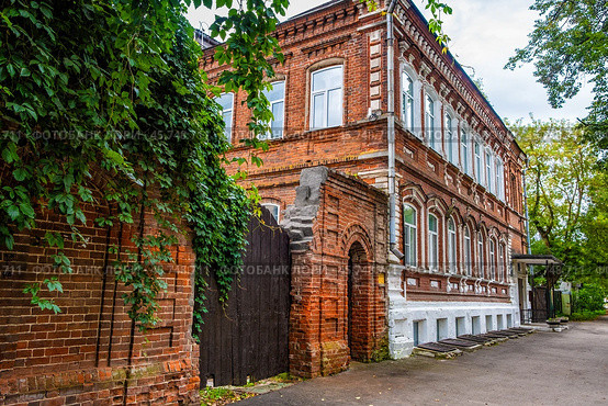 Двухэтажный, старый, кирпичный дом с декором (Усадьба Сырова в Богородске) (2024 год). Редакционное фото, фотограф Илья Старков / Фотобанк Лори