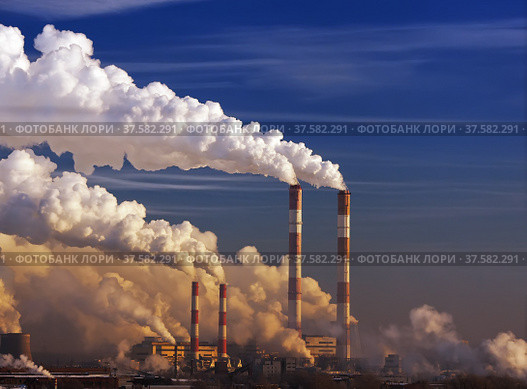 Дым из трубы. Тепловая электростанция. Москва. Россия. Environmental problem of pollution of environment and air in large cities.Climate change,ecology and global warming.The sky is smoky with toxic substances.Soot from factories. Thermal power plant in Moscow. Стоковое фото, фотограф Oleg Borunov / Фотобанк Лори