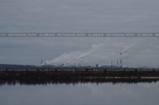 Дымящие трубы над лесом. Экология и загрязнение воздуха. Стоковое фото, фотограф Яковлев Сергей / Фотобанк Лори