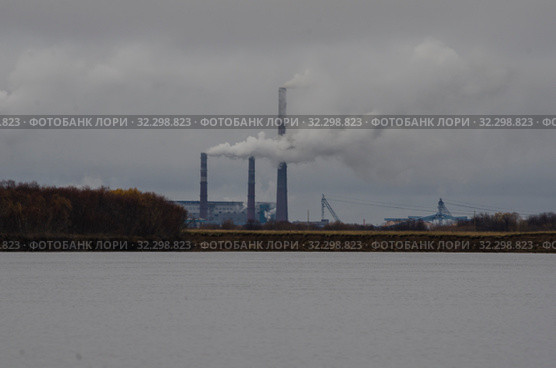 Дымящие трубы над лесом. Экология и загрязнение воздуха. Стоковое фото, фотограф Яковлев Сергей / Фотобанк Лори