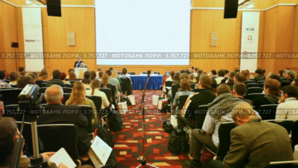 Джонатан Росс выступает перед аудиторией (2011 год). Редакционное видео, видеограф Losevsky Pavel / Фотобанк Лори