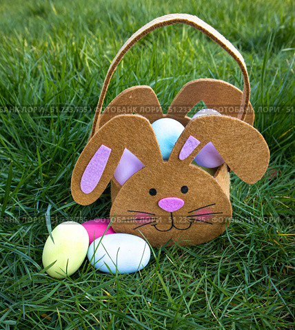 Easter, a bag in the shape of a hare with eggs stands on green grass. Стоковое фото, фотограф Anna Scherbina / Фотобанк Лори