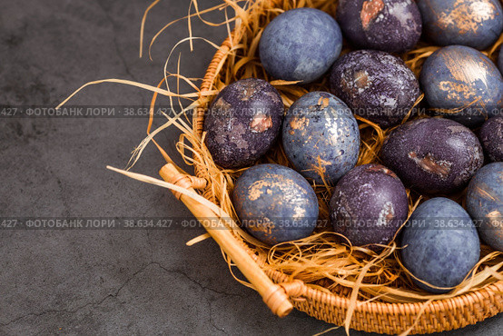 Easter card with a copy of the place for the text. Purple, blue and golden eggs on a dark background. The trend of 2022 purple shade is very peri. Natural dye karkade tea. Top view. Стоковое фото, фотограф Photojuli / Фотобанк Лори