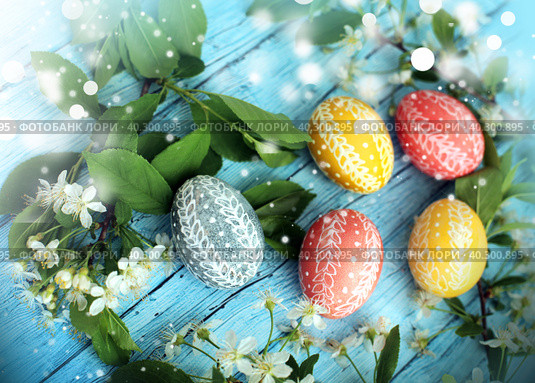 Easter eggs and cake in cherry blossom, happy holidays. Стоковое фото, фотограф ElenArt / Фотобанк Лори