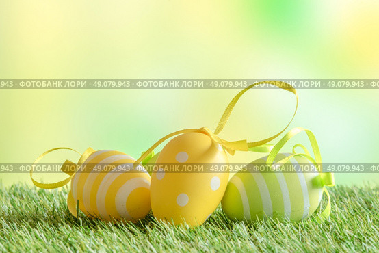 Easter eggs with patterns on green turf in the spring. Стоковое фото, агентство Ingram Publishing / Фотобанк Лори