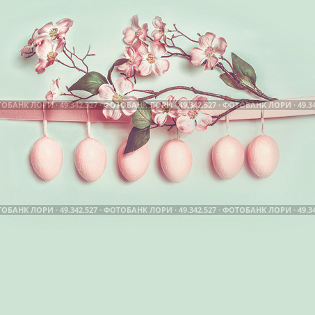 Easter greeting card layout with hanging pastel pink eggs and beautiful spring blossom decoration, copy space for your design, text, greeting or invitation. Стоковое фото, агентство Ingram Publishing / Фотобанк Лори