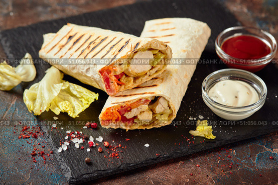 Eastern traditional shawarma with sauces. Стоковое фото, фотограф Ирина Буракова / Фотобанк Лори