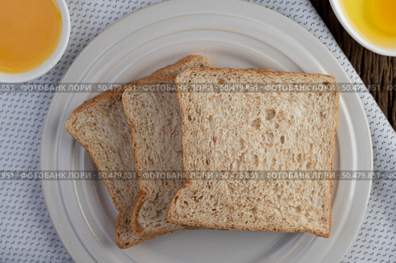 Eggs, bread, tapioca flour and an egg beater, ingredients used in bakery. Стоковое фото, агентство Ingram Publishing / Фотобанк Лори