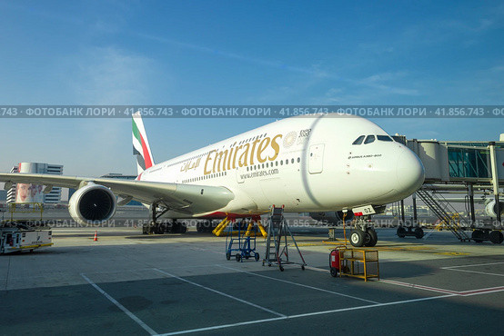 Эйрбас A380-800 авиакомпании Emirates в международном аэропорту Дубая солнечным утром. ОАЭ (2020 год). Редакционное фото, фотограф Виктор Карасев / Фотобанк Лори