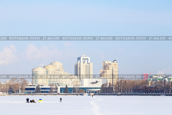 Екатеринбург. Рыбаки на Городском пруду возле ККТ "Космос". Кубок города по ловле на мормышку со льда (2015 год). Редакционное фото, фотограф Светлана Зотеева / Фотобанк Лори