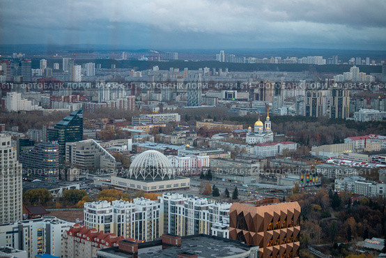 Екатеринбург. Вид на город со смотровой площадки БЦ "Высоцкий" (2022 год). Редакционное фото, фотограф Литвяк Игорь / Фотобанк Лори