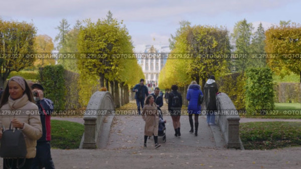 Екатерининский парк (Царское Село). Туристы на Эрмитажной аллее. Catherine Park (Tsarskoye Selo). Tourists on the Hermitage Alley. (2021 год). Редакционное видео, видеограф Евгений Романов / Фотобанк Лори